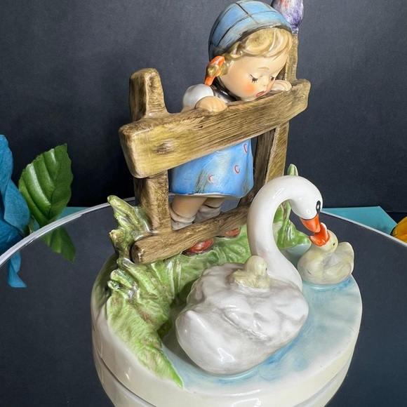 🛑SOLD🛑 Vintage M.J. Hummel Feathered Friends #344,Girl Watching Geese, Germany - Picture 6 of 14